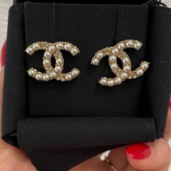 ❌SOLD❌CHANEL Gold & Pearl Large CC Logo Classic Stud Earrings - NEW RECEIPT - Picture 4 of 10